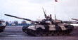 Основной танк Т-90 в колонне.